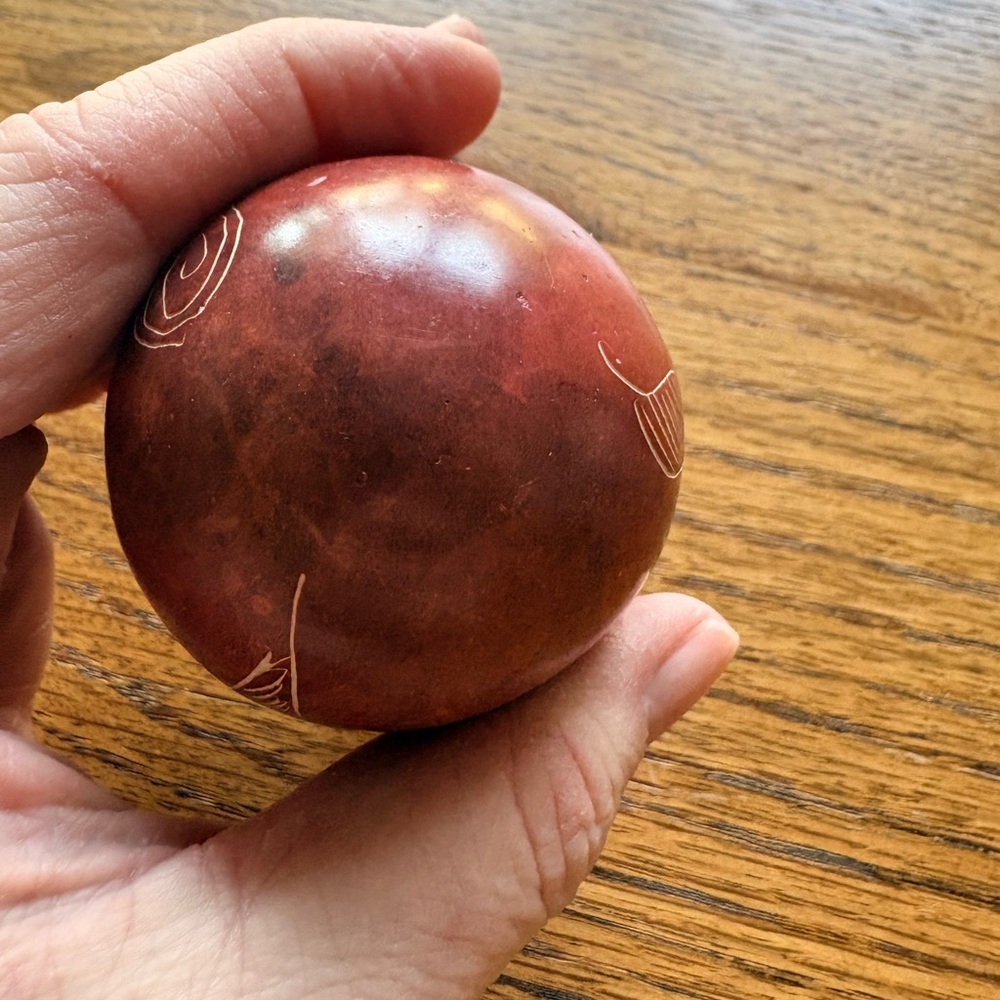 Vintage etched alabaster egg - Picture 8 of 8